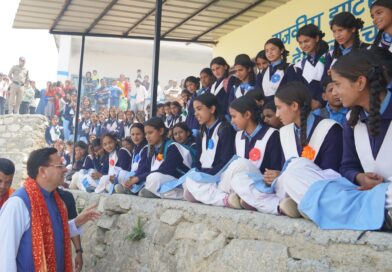 मुख्यमंत्री पुष्कर सिंह धामी ने देवीधुरा में छात्र-छात्राओं से किया संवाद, उज्ज्वल भविष्य की दी शुभकामनाएं