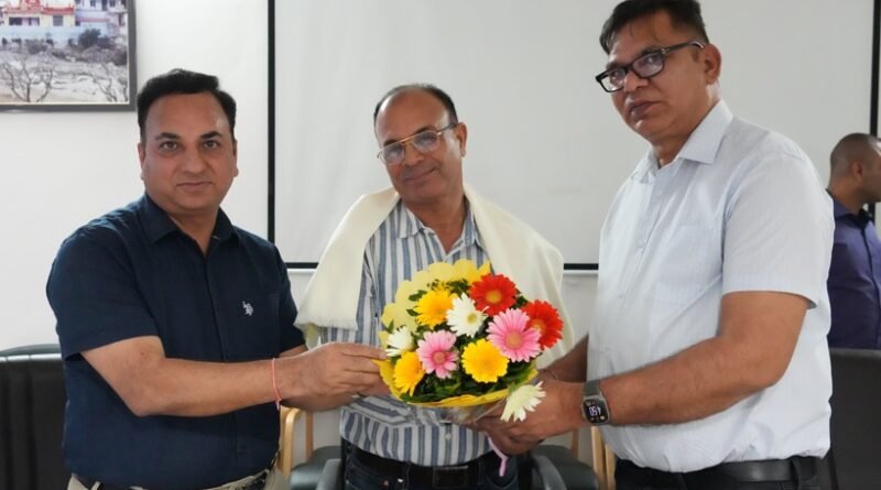 सूचना विभाग में शासकीय सेवा पूर्ण कर सेवानिवृत्त हुए सहायक निदेशक श्री ललिता प्रसाद भट्ट को दी भावभीनी विदाई