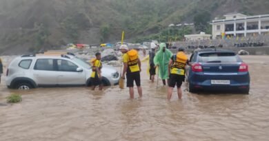 एसडीआरएफ की सतर्कता एवं त्वरित कार्रवाई से टला बड़ा हादसा, उफनती नदी में फंसे 50 से अधिक श्रद्धालुओं को किया सकुशल रेस्क्यू