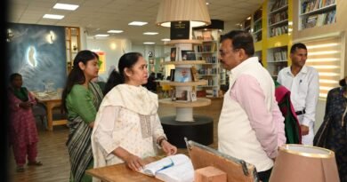 मुख्य सचिव आनन्द बर्द्धन ने विद्यालय, आंगनबाड़ी केन्द्र, पुस्तकालय एवं खेल सुविधाओं का किया निरीक्षण