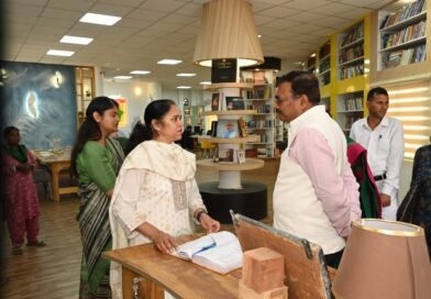 मुख्य सचिव आनन्द बर्द्धन ने विद्यालय, आंगनबाड़ी केन्द्र, पुस्तकालय एवं खेल सुविधाओं का किया निरीक्षण