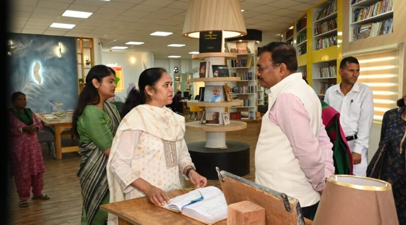 मुख्य सचिव आनन्द बर्द्धन ने विद्यालय, आंगनबाड़ी केन्द्र, पुस्तकालय एवं खेल सुविधाओं का किया निरीक्षण