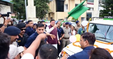 भीमताल भ्रमण के दौरान मुख्यमंत्री पुष्कर सिंह धामी ने नए कूड़ा वाहनों को हरी झंडी दिखाकर किया रवाना 