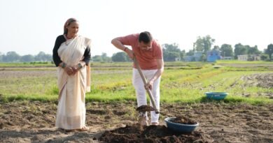 मुख्यमंत्री धामी ने खेत में चलाया टिलर, पारंपरिक कृषि और जैविक खेती को बढ़ावा देने का दिया संदेश