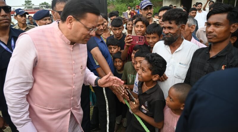 मुख्यमंत्री पुष्कर सिंह धामी को अपने बीच पाकर बच्चे हुए उत्साहित, जमकर खिंचवाईं तस्वीरें