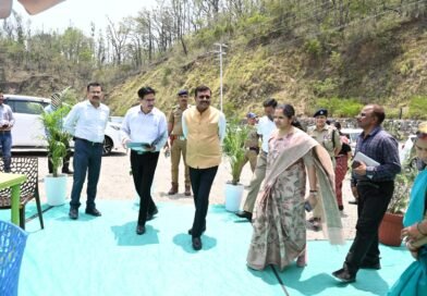 मुख्य सचिव ने किया टिहरी गढ़वाल में बजरंग सेतु एवं हिलान्स हिमालयन भोजनालय का निरीक्षण