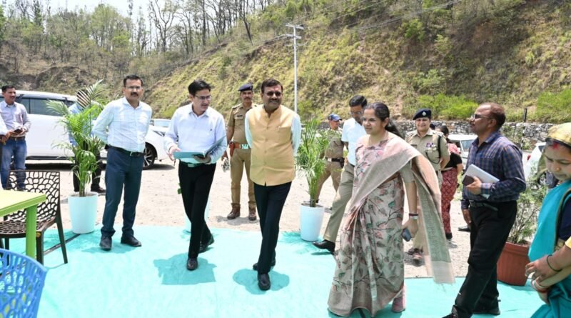 मुख्य सचिव ने किया टिहरी गढ़वाल में बजरंग सेतु एवं हिलान्स हिमालयन भोजनालय का निरीक्षण