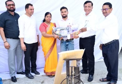 सीएम धामी को सौंपा ज्ञापन, शाम तक मिली सिलाई मशीन