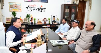 मुख्यमंत्री पुष्कर सिंह धामी से स्वास्थ्य मंत्री सुबोध उनियाल व विधायक किशोर उपाध्याय ने की भेंट
