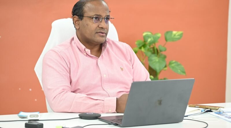 मतदाताओं से निरंतर संवाद करते रहें अधिकारी: सीईओ 