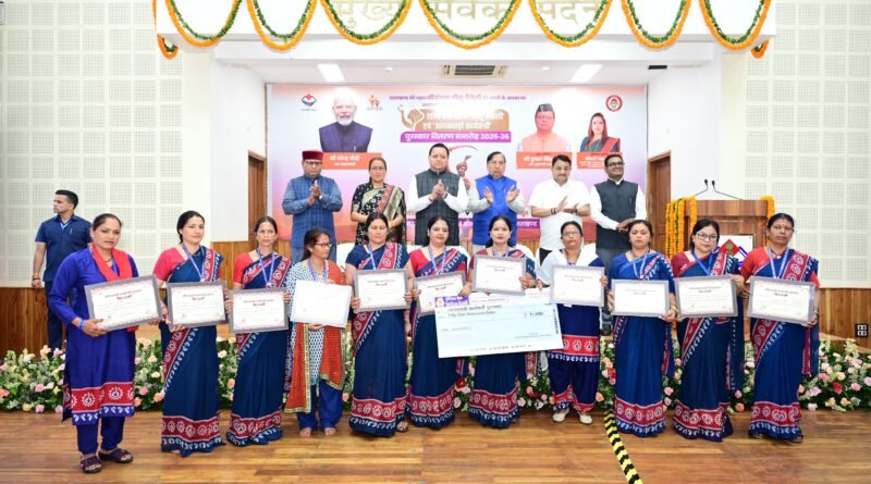 मुख्यमंत्री ने तीलू रौतेली एवं आंगनबाड़ी कार्यकत्री पुरस्कार से मातृशक्ति को किया सम्मानित