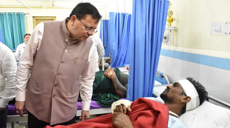 टनल हादसा! घायल श्रमिकों से मिले मुख्यमंत्री, जिला अस्पताल में जाना कुशलक्षेम