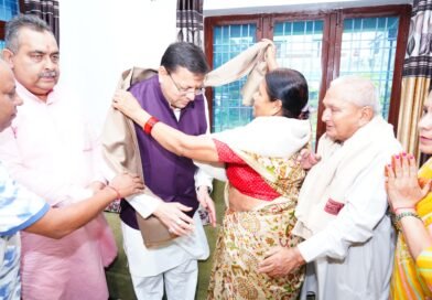 मुख्यमंत्री धामी ने 15 अगस्त की पूर्व संध्या पर शहीद अमित कुमार अणथ्वाल के परिजनों से की भेंट, किया सम्मानित