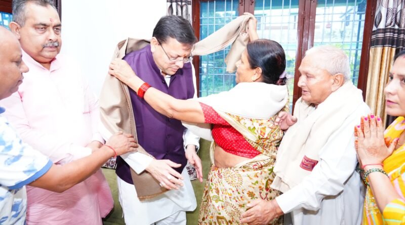 मुख्यमंत्री धामी ने 15 अगस्त की पूर्व संध्या पर शहीद अमित कुमार अणथ्वाल के परिजनों से की भेंट, किया सम्मानित