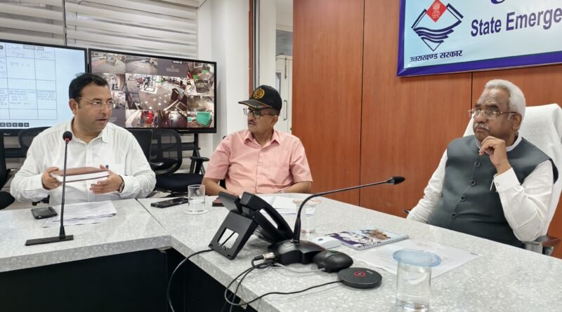 पीपलकोटी टनल हादसा: आपदा प्रबंधन मंत्री ने एसईओसी पहुंचकर राहत एवं बचाव कार्यों की समीक्षा की