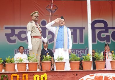 स्वतंत्रता दिवस पर मुख्यमंत्री पुष्कर सिंह धामी ने परेड ग्राउंड में किया ध्वजारोहण