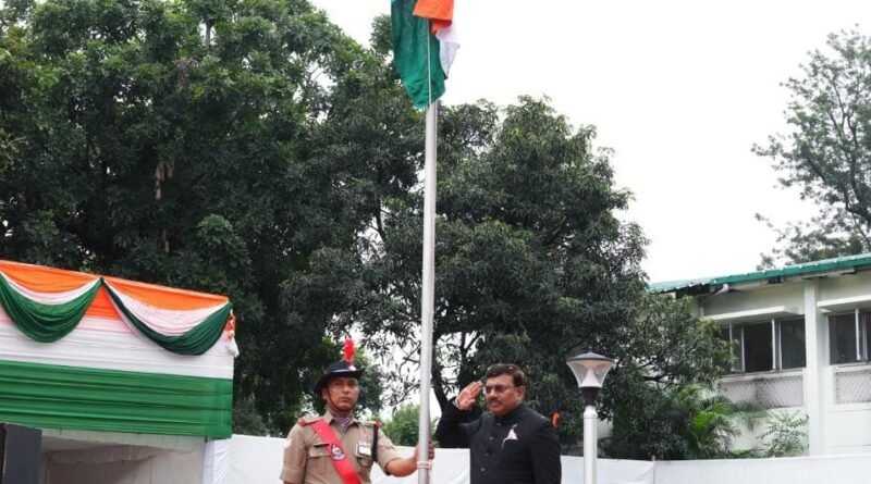 स्वतंत्रता दिवस पर मुख्य सचिव ने सुशासन, विकसित उत्तराखण्ड और हिमालय संरक्षण का लिया संकल्प