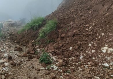 चार दिन से सड़क ठप, बिना बिजली-पानी के रहे ग्रामीण, कीर्तिनगर के अंतिम गांव टोला की सड़क बंद, विद्यालय भवन खतरे में 