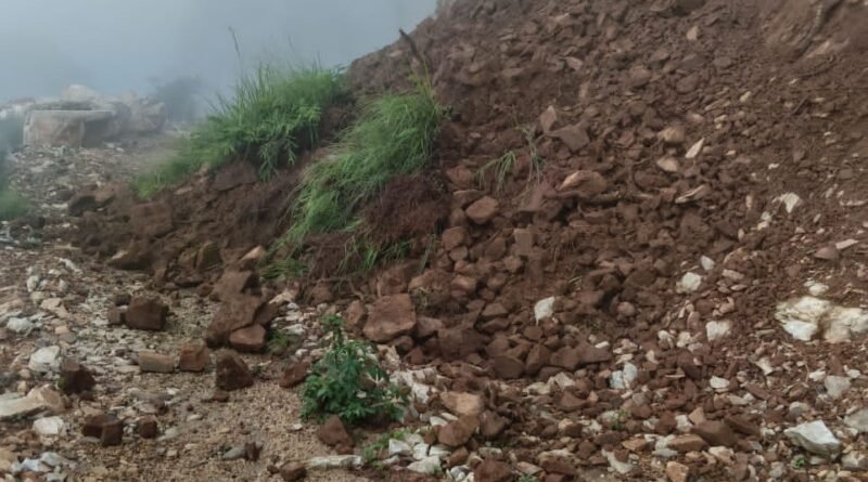 चार दिन से सड़क ठप, बिना बिजली-पानी के रहे ग्रामीण, कीर्तिनगर के अंतिम गांव टोला की सड़क बंद, विद्यालय भवन खतरे में 
