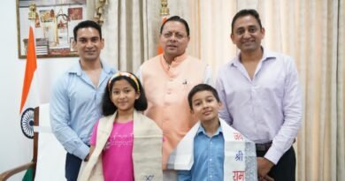 मुख्यमंत्री से अफ्रीका की सबसे ऊंची चोटी माउंट किलिमंजारो का सफल आरोहण करने वाले उत्तराखंड के नन्हे पर्वतारोही मास्टर रियांश पंत और प्रिशा रावत ने की भेंट