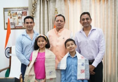 मुख्यमंत्री से अफ्रीका की सबसे ऊंची चोटी माउंट किलिमंजारो का सफल आरोहण करने वाले उत्तराखंड के नन्हे पर्वतारोही मास्टर रियांश पंत और प्रिशा रावत ने की भेंट
