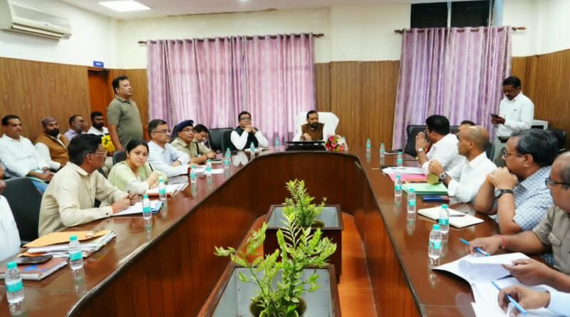 सफाई कर्मचारियों के अधिकारों एवं कल्याणकारी योजनाओं के प्रभावी क्रियान्वयन को लेकर आयोग के अध्यक्ष ने की समीक्षा बैठक