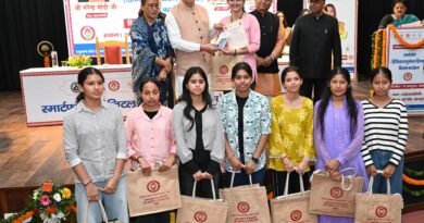 अंतरराष्ट्रीय बालिका दिवस पर मुख्यमंत्री ने 149 मेधावी बालिकाओं को स्मार्टफोन प्रदान कर किया सम्मानित