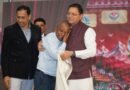 मुख्यमंत्री धामी ने अपने शिक्षकों के चरण स्पर्श कर लिया आशीर्वाद, वर्षों बाद गुरु-शिष्य के मिलन का भावुक क्षण बना यादगार