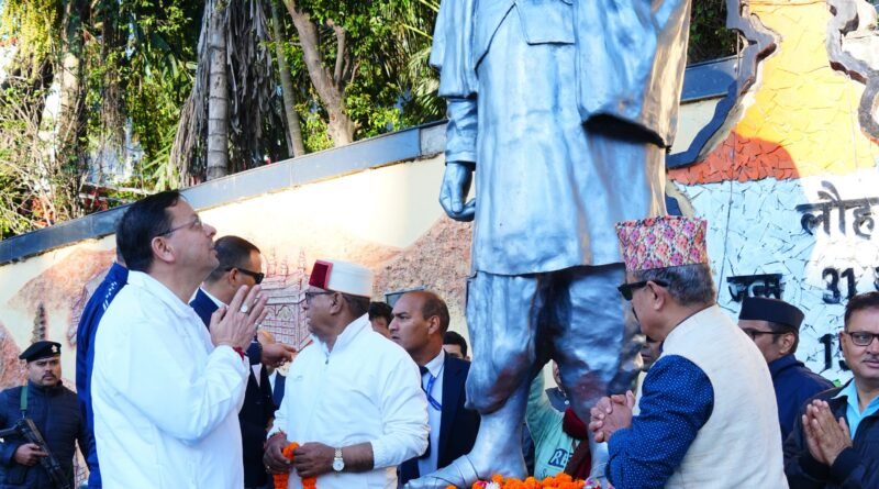 मुख्यमंत्री ने सरदार वल्लभभाई पटेल की प्रतिमा पर पुष्पांजलि अर्पित कर दी श्रद्धांजलि